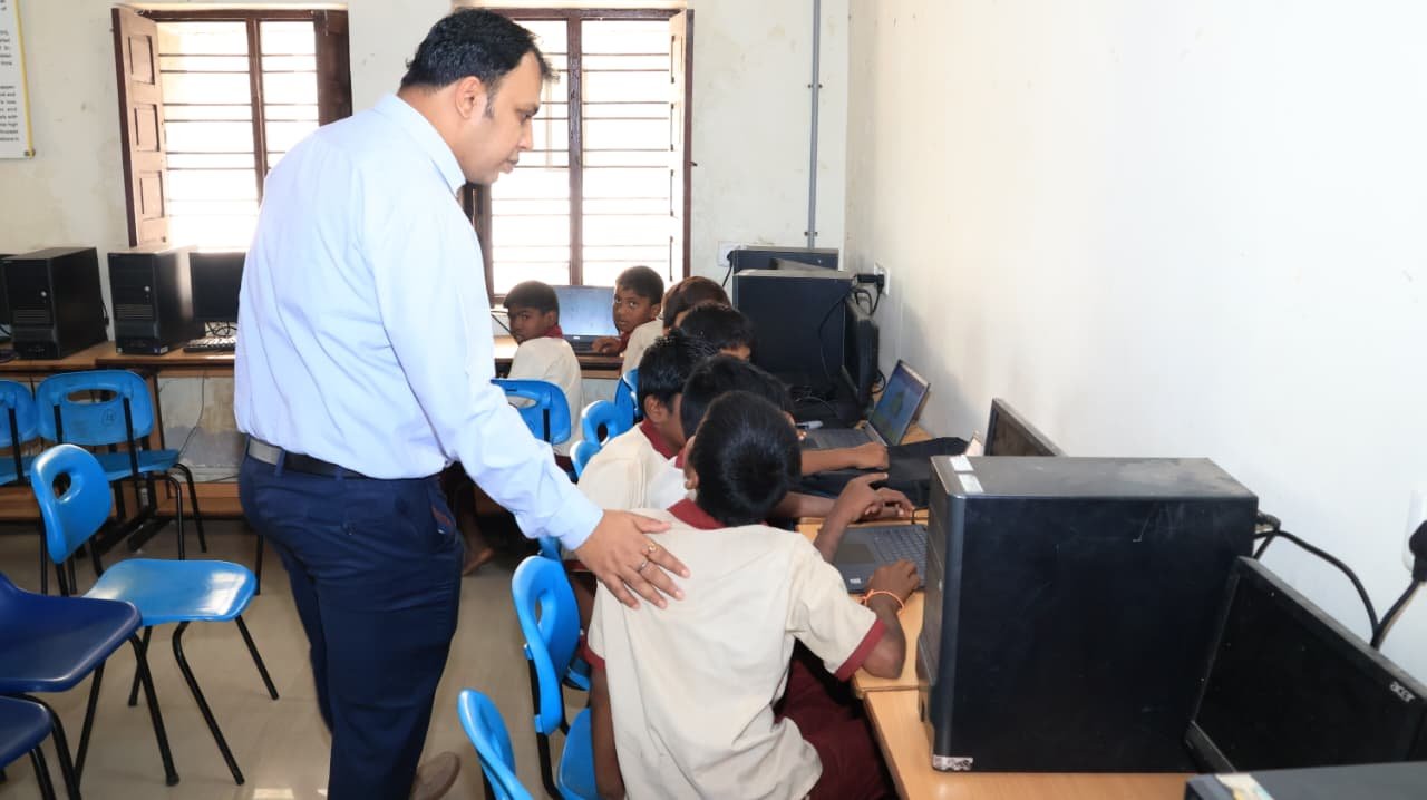 విద్యార్థులు చదువులో రాజీ పడొద్దు  ఎంచుకున్న లక్ష్యం దిశగా కృషి  జిల్లా కలెక్టర్ సందీప్ కుమార్ ఝా